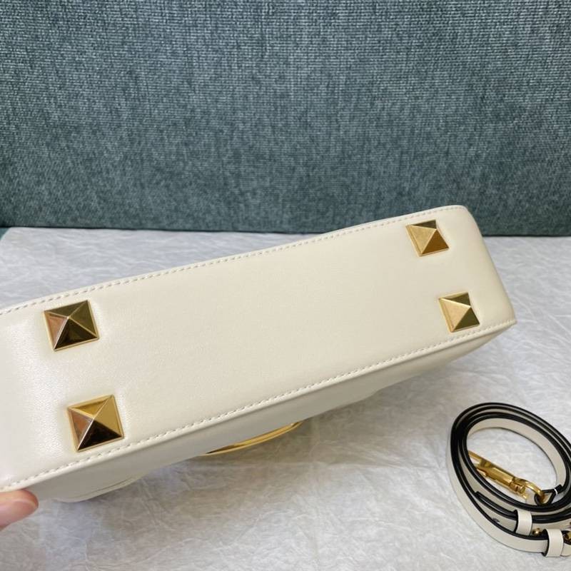 大人気！可愛い ヴァレンティノ スタッズサイン ショルダーバッグ コピー Vua88852