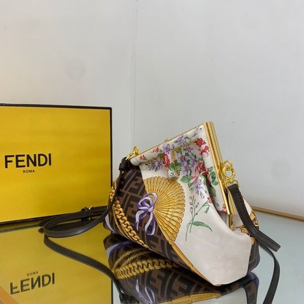 早い者勝ち♡フェンディ ヴェルサーチェ 偽物フェンダーチェ コラボ ショルダーバッグ fey97423