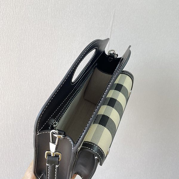 入手困難バーバリー ポケットバッグ 偽物 ミニ ツートン キャンバス＆レザー Ban68095