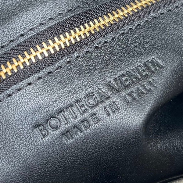 稀少ボッテガ スーパーコピー パデッド カセット ショルダーバッグ 710210V2AJ19811