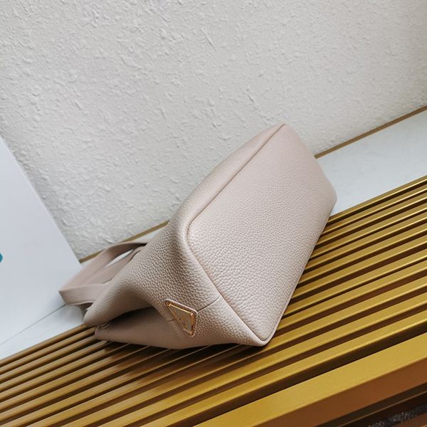 送料込プラダ ミディアム レザー ロゴ トートバッグ コピー pun75323