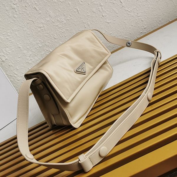 人気急上昇プラダ 偽物☆パッド入りフラップバッグ Re-Nylon ジッパーポケット pui44266