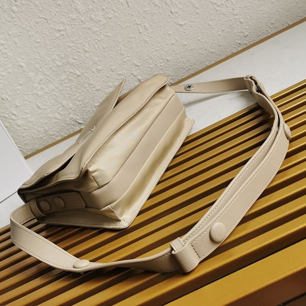 人気急上昇プラダ 偽物☆パッド入りフラップバッグ Re-Nylon ジッパーポケット pui44266