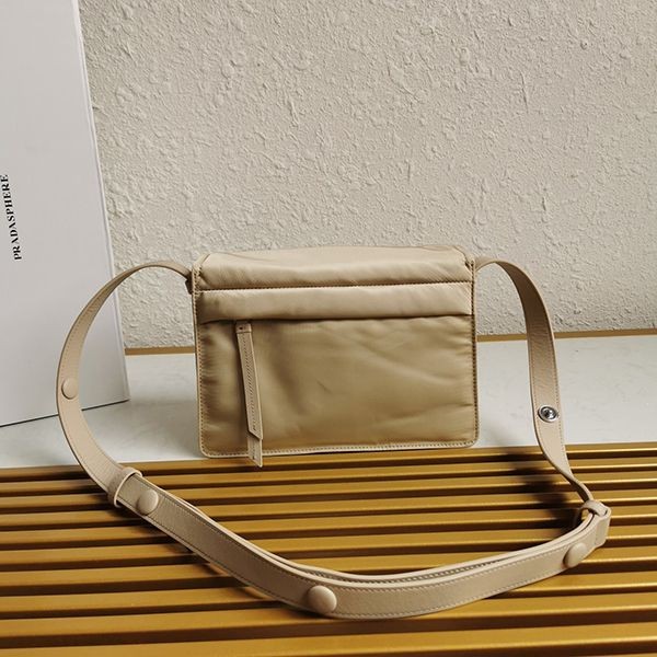 人気急上昇プラダ 偽物☆パッド入りフラップバッグ Re-Nylon ジッパーポケット pui44266