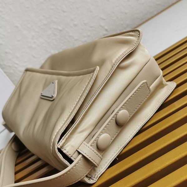 人気急上昇プラダ 偽物☆パッド入りフラップバッグ Re-Nylon ジッパーポケット pui44266
