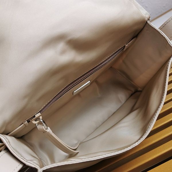 人気急上昇プラダ 偽物☆パッド入りフラップバッグ Re-Nylon ジッパーポケット pui44266