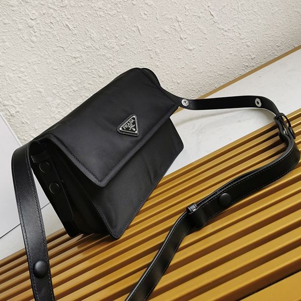 入手困難プラダ 偽物☆パッド入りフラップバッグ Re-Nylon ジッパーポケット pul66574