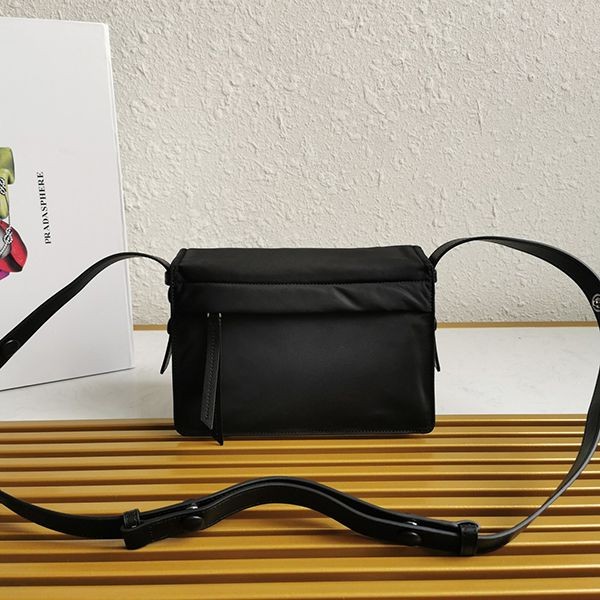 入手困難プラダ 偽物☆パッド入りフラップバッグ Re-Nylon ジッパーポケット pul66574