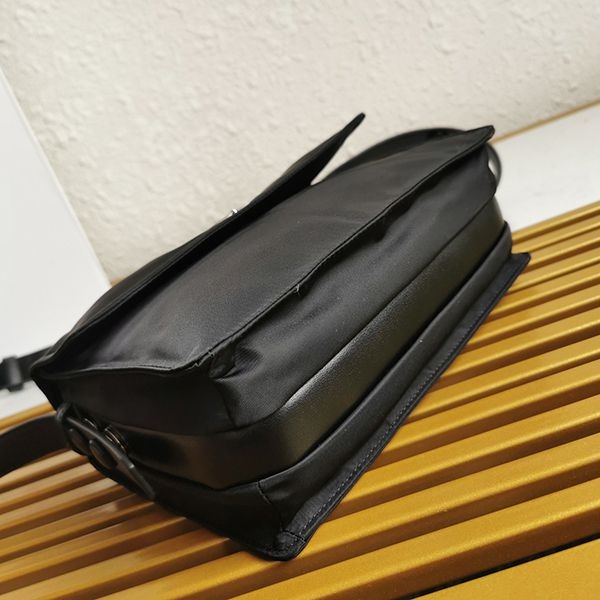入手困難プラダ 偽物☆パッド入りフラップバッグ Re-Nylon ジッパーポケット pul66574