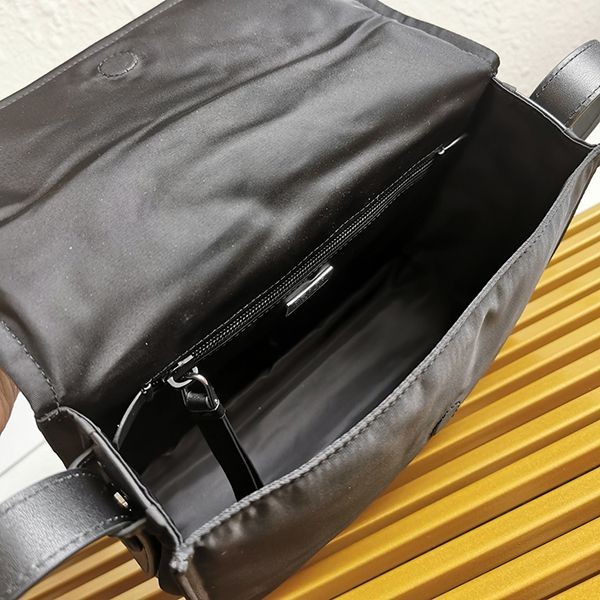 入手困難プラダ 偽物☆パッド入りフラップバッグ Re-Nylon ジッパーポケット pul66574