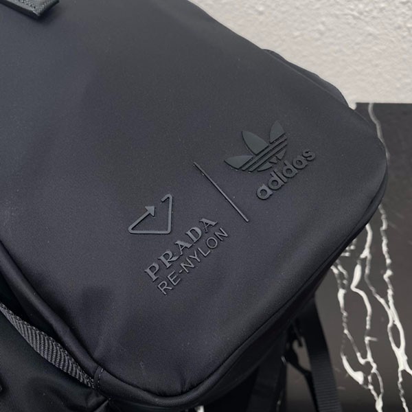 《大人気》プラダ アディダス 偽物 Re-Nylon バックパック puu71574
