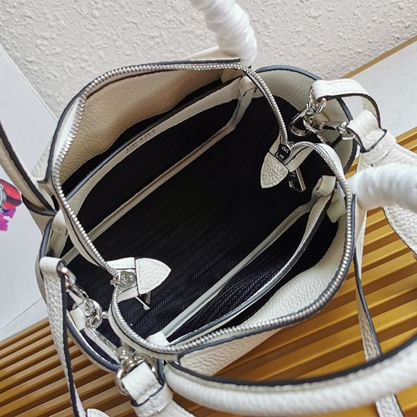 大人気 プラダ ショルダーバッグ コピー レザー 1BC145