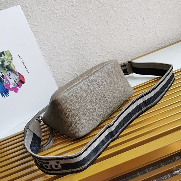 ☆超人気☆プラダ ショルダーバッグ レザー 新色☆希少 1BC147