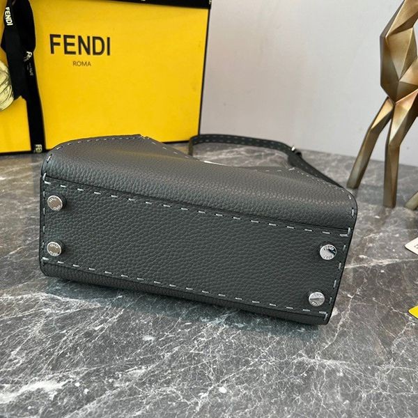 超希少！フェンディ 偽物 ショルダーバッグ feq29796