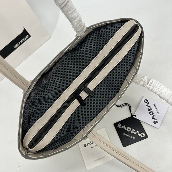 入手困難BAOBAO ISSEY 偽物 MIYAKE カルトン メタリック バッグ bao54459
