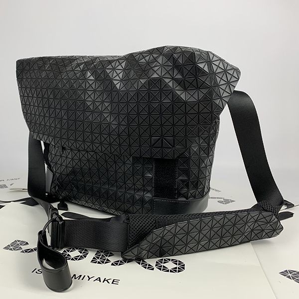 定番バオバオイッセイミヤケ コピー ショルダーバッグ bab75575