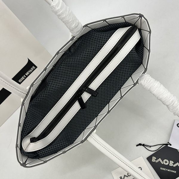 セレブ多数愛用BAOBAO ISSEY スーパーコピー MIYAKE カルトン メタリック バッグ baz43693