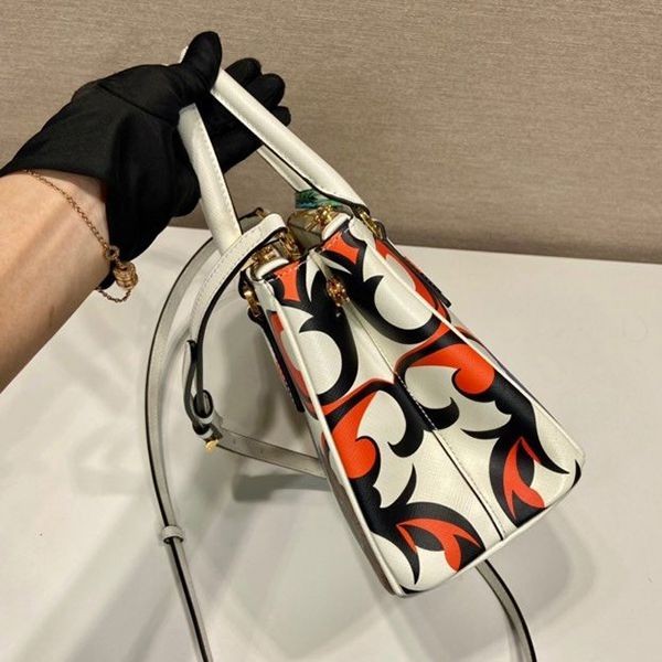 目を惹くカラープラダ スーパーコピー ガレリア レザー スモールバッグ pue33414