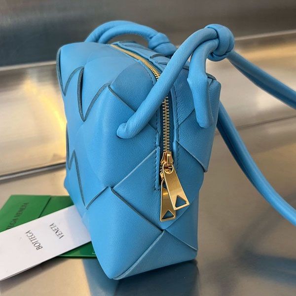 人気急上昇 ボッテガヴェネタ ミニ カセット 偽物 カメラバッグ boc68215