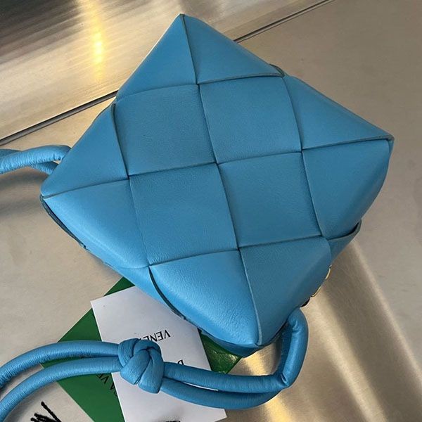 人気急上昇 ボッテガヴェネタ ミニ カセット 偽物 カメラバッグ boc68215