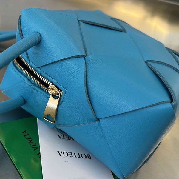 人気急上昇 ボッテガヴェネタ ミニ カセット 偽物 カメラバッグ boc68215