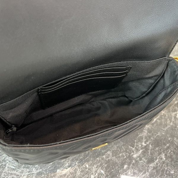 フェンディ ブラックレザー バゲット ラージ ショルダーバッグ 偽物 fei39176