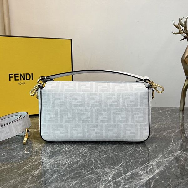 最新でオシャレ フェンディ バゲット 偽物 ミディアムファブリックバッグ fen90010