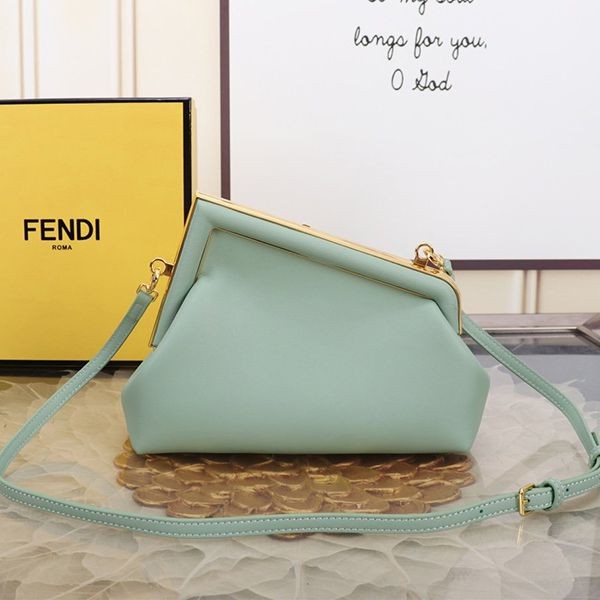 送料込 フェンディ ファースト スモール ショルダーバッグ 偽物 fei02469