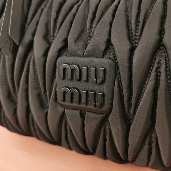 プレゼント最適 ミュウミュウ マテラッセ 偽物 Re-Nylon ホーボーバッグ myi51463