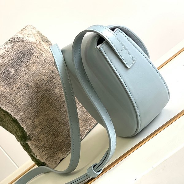 セリーヌ トリオンフ 偽物 BESACE TRIOMPHE ショルダーバッグ Cen40182