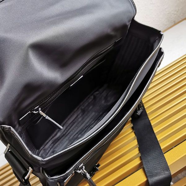 プラダ ショルダーバッグ コピー Re-Nylon クロスボディ pub97740