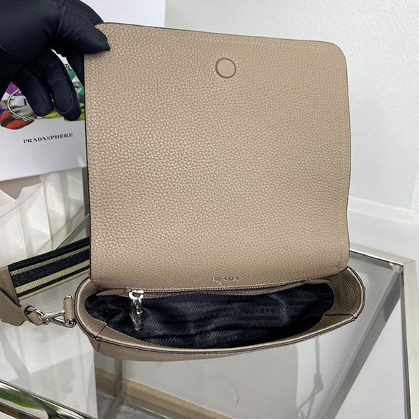 希少 プラダ レタリングロゴ レザー ショルダーバッグ 偽物 put87570