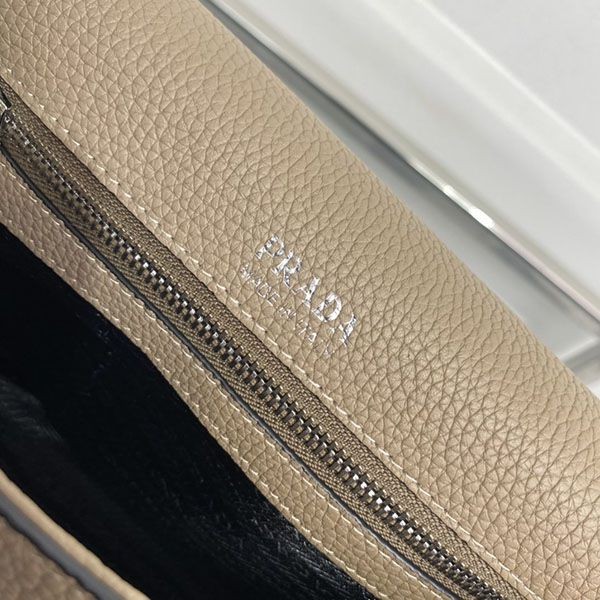 希少 プラダ レタリングロゴ レザー ショルダーバッグ 偽物 put87570