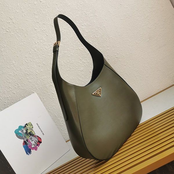 プラダトライアングルロゴ レザー ショルダーバッグ 偽物 puz84545