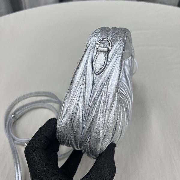 新作限定ミュウミュウ コピーワンダー マテラッセ再生ナイロン ショルダーバッグ myn46374