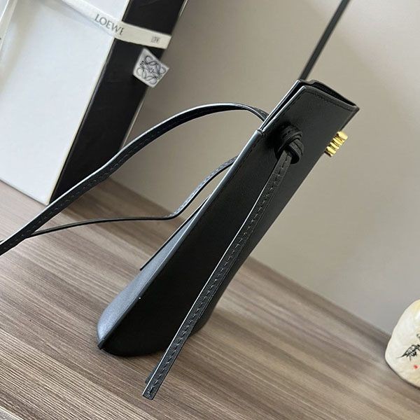 【使い勝手抜群】ロエベ アナグラムレザーショルダーバッグ コピー lou89650