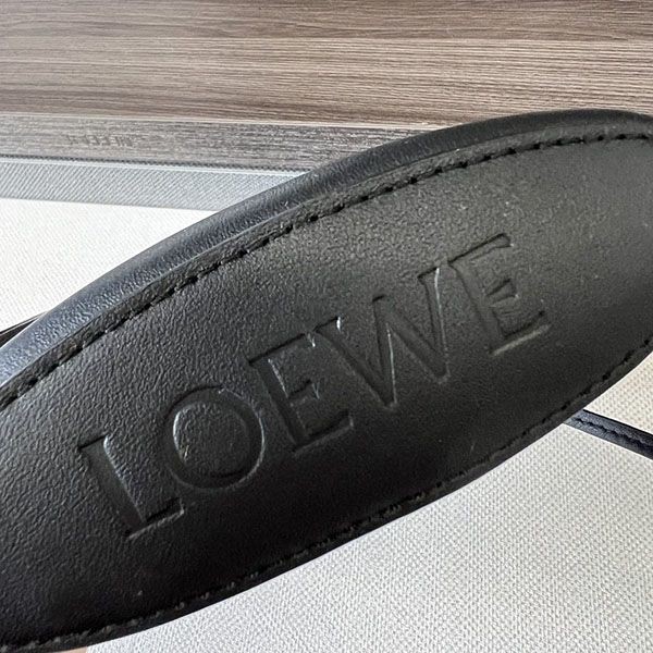 【使い勝手抜群】ロエベ アナグラムレザーショルダーバッグ コピー lou89650