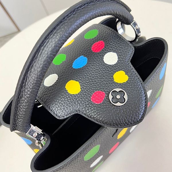 目を惹くカラールイヴィトン LV×YK カプシーヌ BB コピー ハンドバッグ ブラック vux76168