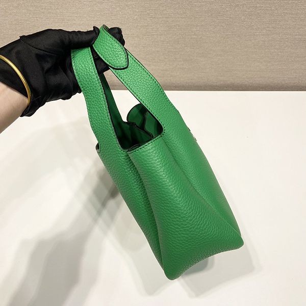 プラダ フルー スモール レザートートバッグ 偽物 ロゴ 1BA349