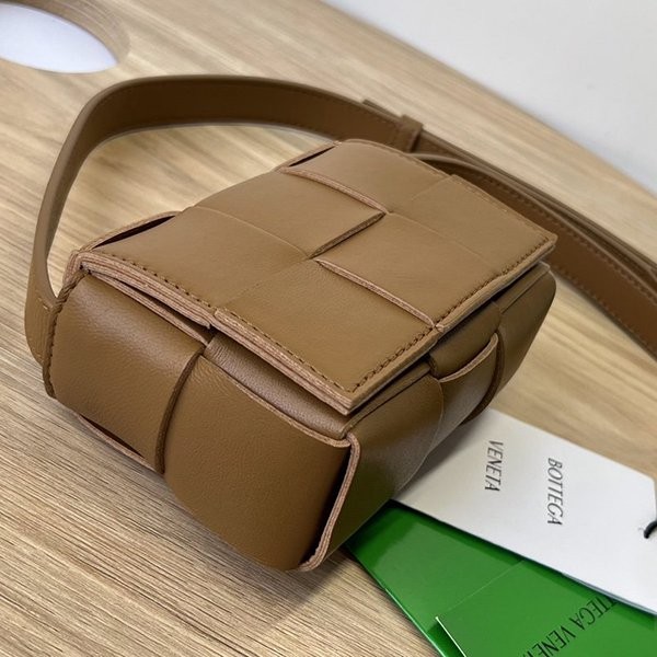 ☆超人気☆ボッテガ ヴェネタ 偽物キャンディー カセット クロスボディミニバッグ bok62740