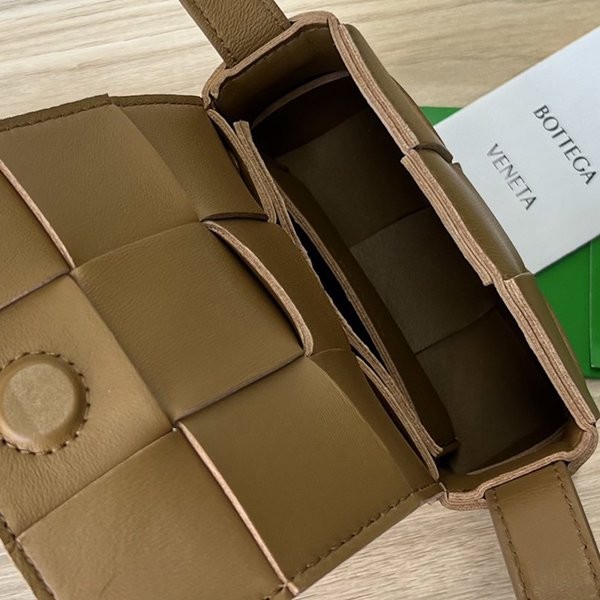☆超人気☆ボッテガ ヴェネタ 偽物キャンディー カセット クロスボディミニバッグ bok62740