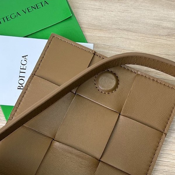 ☆超人気☆ボッテガ ヴェネタ 偽物キャンディー カセット クロスボディミニバッグ bok62740