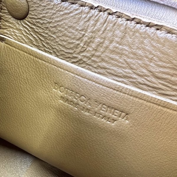 ☆超人気☆ボッテガ ヴェネタ 偽物キャンディー カセット クロスボディミニバッグ bok62740