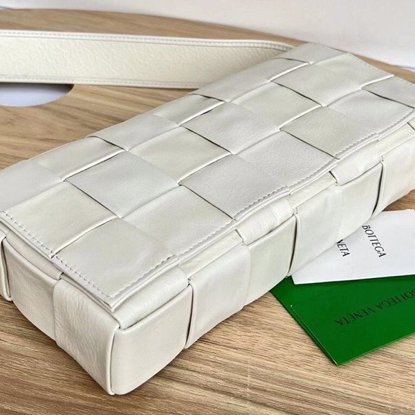 新作大人気 ボッテガ ヴェネタ コピーカセット クロスボディ バッグ boc61338