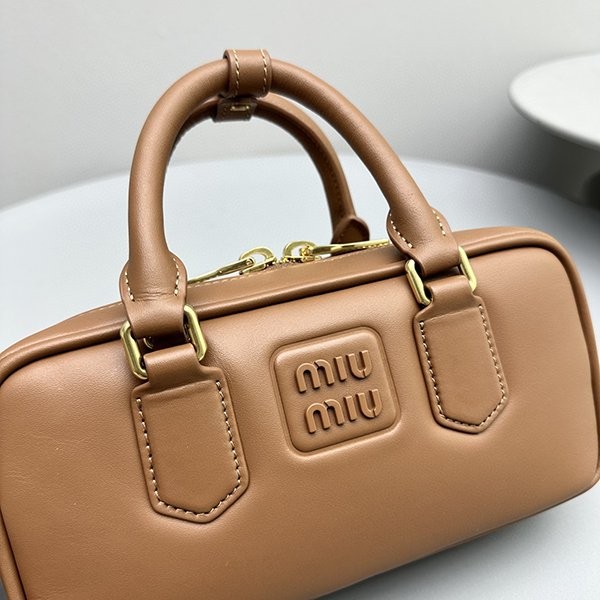 完売人気☆上品ミュウミュウ レザートップハンドバッグ コピー myg82936