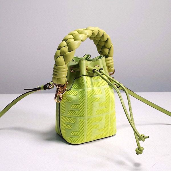 フェンディ ロゴ モントレッジョ ミニ バケットバッグ 偽物 feq68435