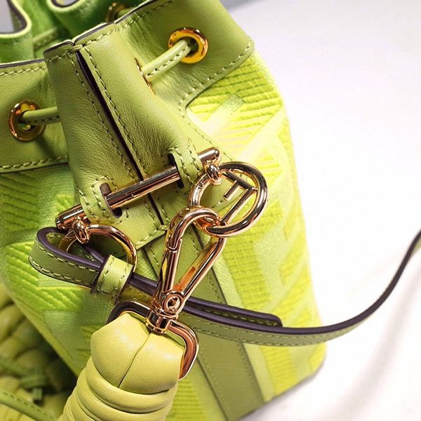 フェンディ ロゴ モントレッジョ ミニ バケットバッグ 偽物 feq68435