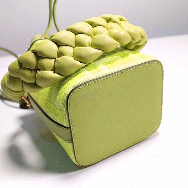 フェンディ ロゴ モントレッジョ ミニ バケットバッグ 偽物 feq68435