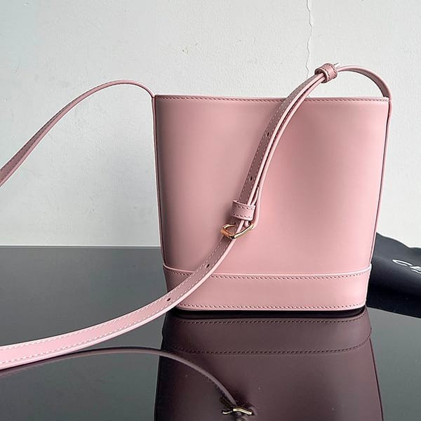 人気No1セリーヌ Cuir トリオンフ スモール バケットバッグ 偽物 Cet22618