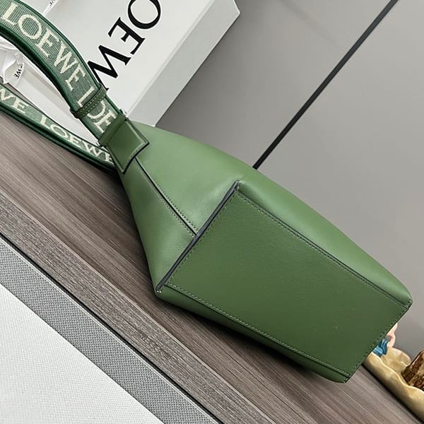 高品質ロエベ 偽物 アナグラム レザー キュービィ クロスボディバッグ lot00376